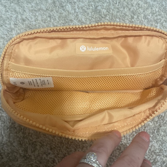 NWT Lululemon Everywhere Belt Bag 1L in Summer Glow - Picture 8 of 11